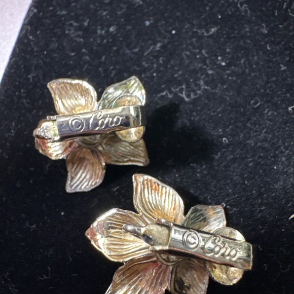 Vintage Coro Gold Tone Flower Faux Pearl Clip Earrings Floral Estate - Picture 3 of 6